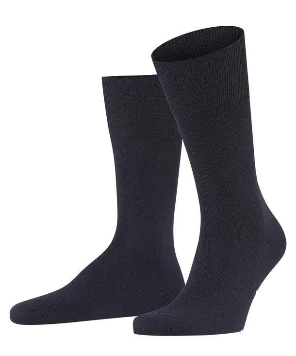 Svarta herrstrumpor i klassisk stil på vit bakgrund, eleganta och bekväma sockar.