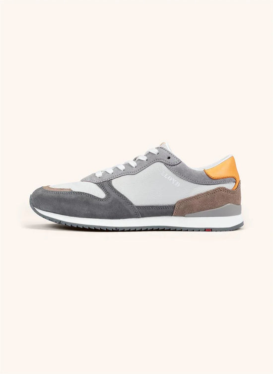 Grå och vit herrsneaker med orange och bruna detaljer, klassisk sportig design