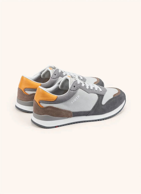 Herrsneakers i skinn och mocka, grå med orange detalj, vit sula, stilrena och moderna