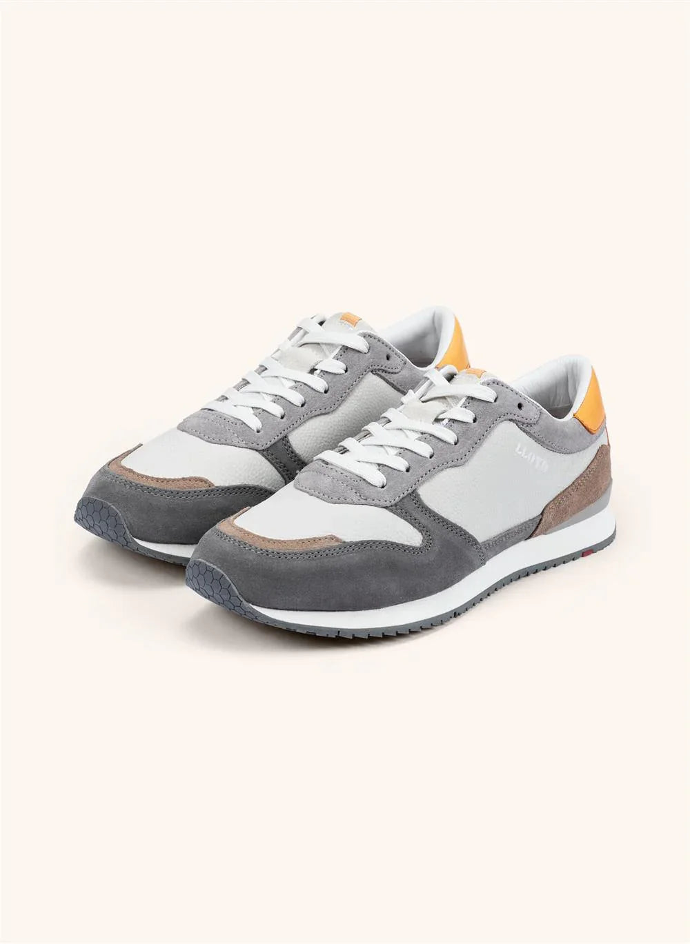 Grå och vita herrsneakers i mocka och läder med orange detalj på hälen