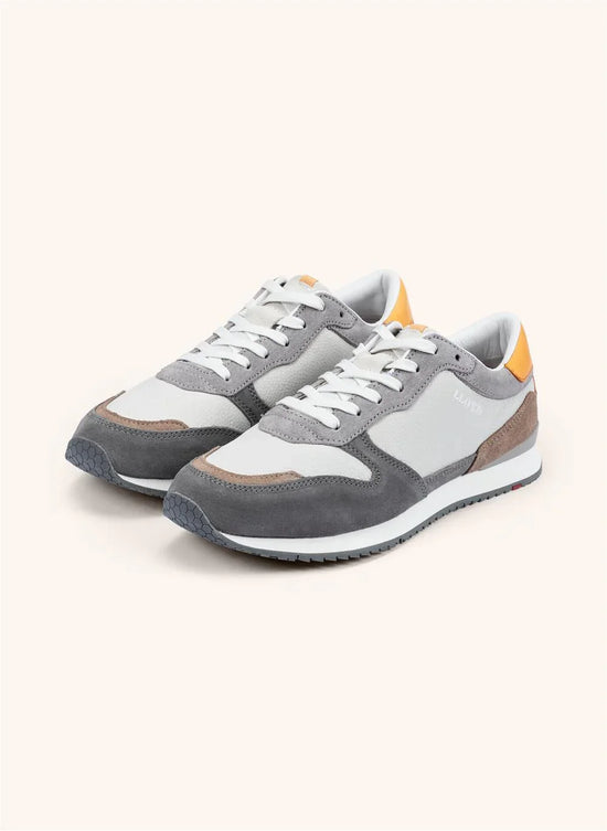 Grå och vita herrsneakers i mocka och läder med orange detalj på hälen