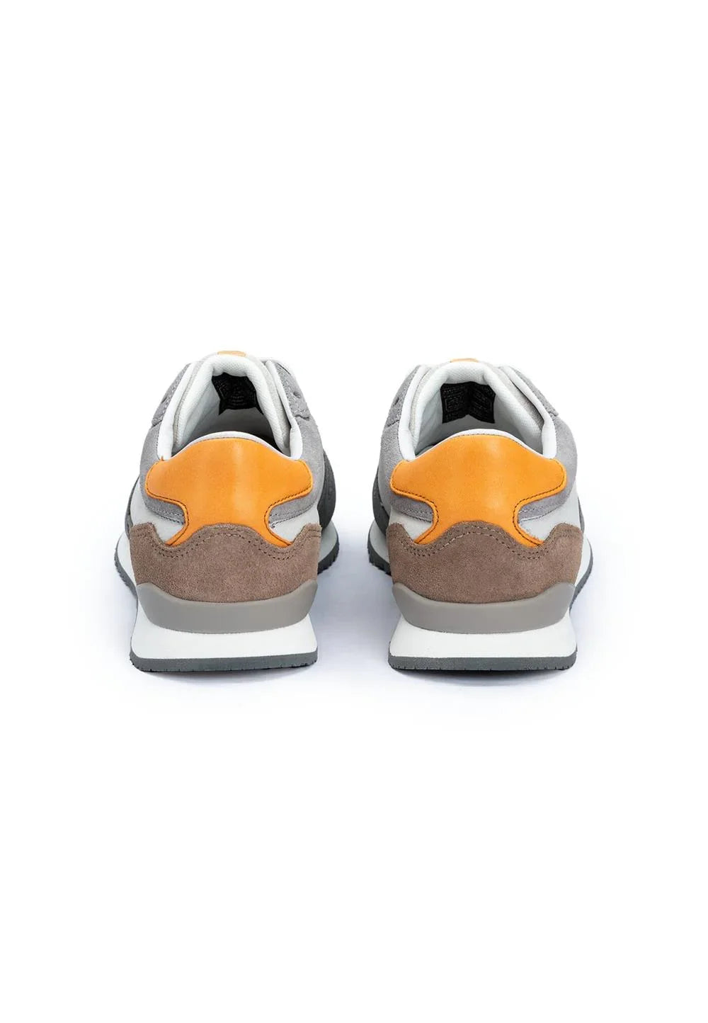 Baksida av grå herrsneakers med orange och bruna detaljer, klassisk sneakersdesign