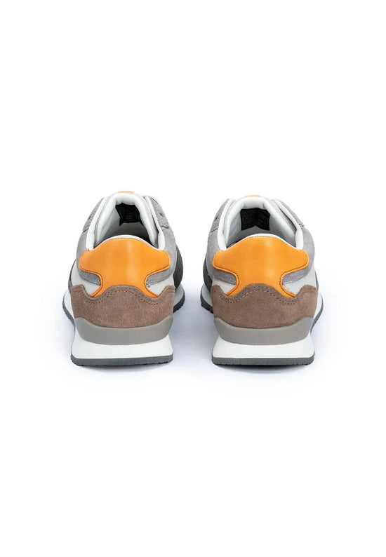 Baksida av grå herrsneakers med orange och bruna detaljer, klassisk sneakersdesign