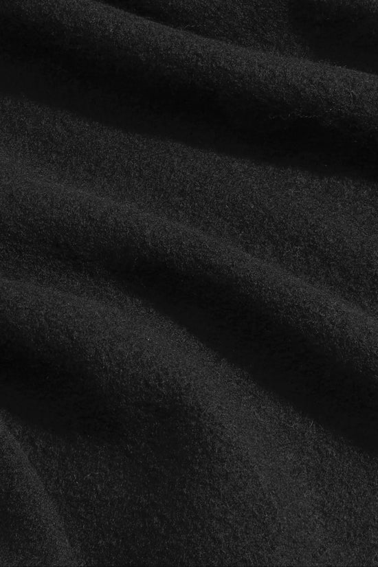 Detalj av svart herr jacka i ulltyg, närbild på material och textur