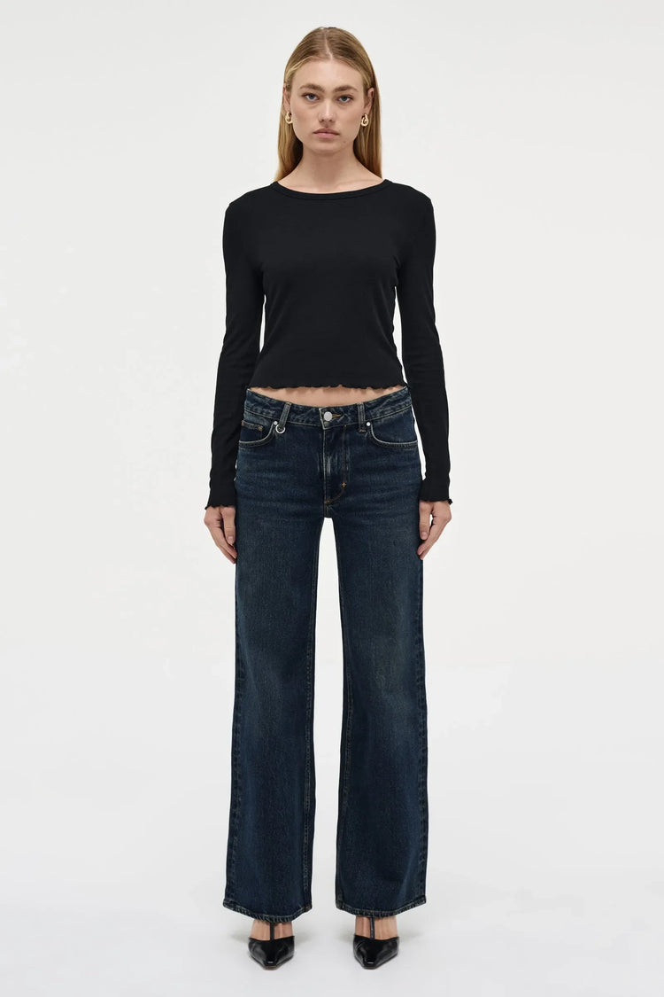 Mörkblå vida jeans och svart långärmad topp dam
