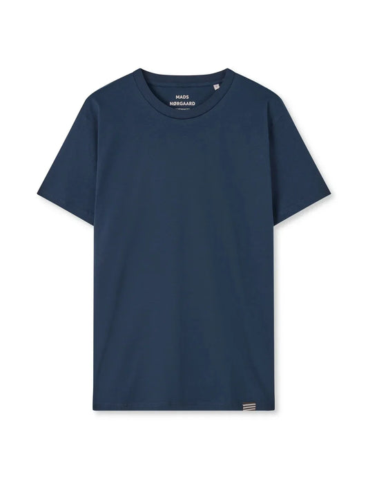 Marinblå herr T-shirt i bomull med rund hals, enkel och klassisk design mot vit bakgrund