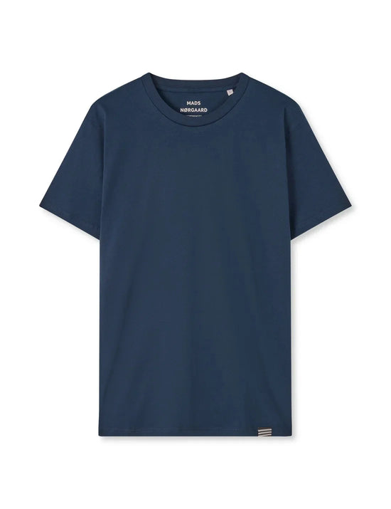 Marinblå herr T-shirt i bomull med rund hals, enkel och klassisk design mot vit bakgrund
