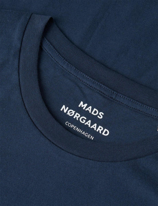 Marinblå herr t-shirt med rund hals och vit text, stilrent och klassiskt herrmode.