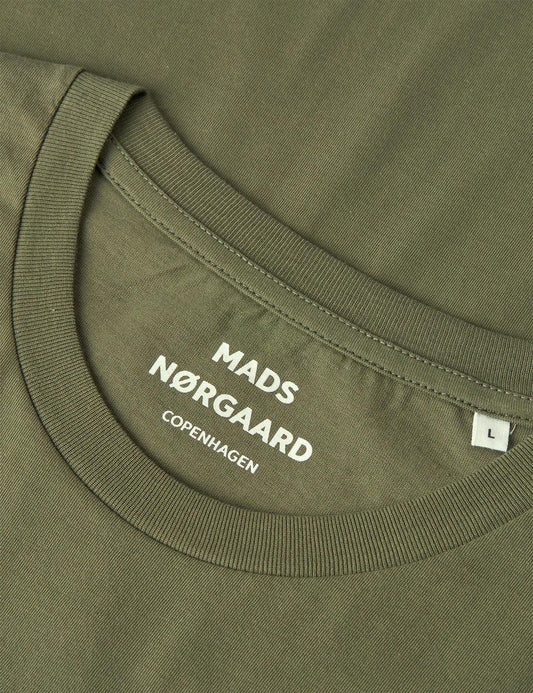 Olivgrön herr t-shirt med rund hals och tryckt etikett, storlek L