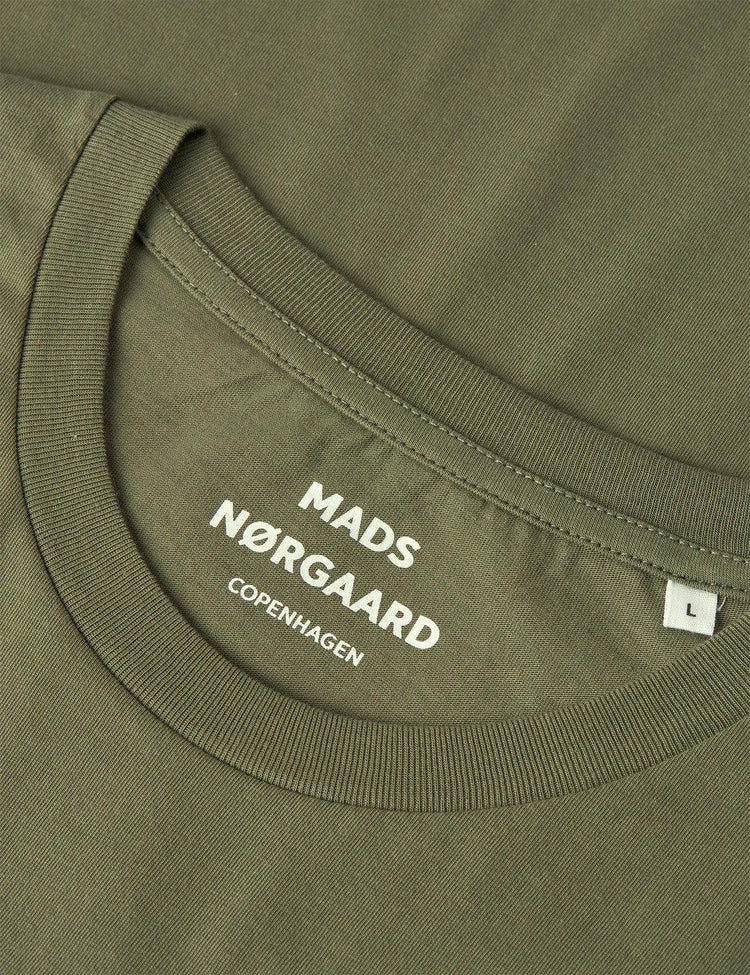 Olivgrön herr t-shirt med rund hals och tryckt etikett, storlek L