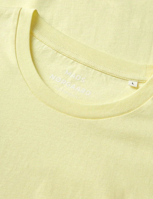 Detaljbild på ljusgul herr t-shirt i bomull med rund hals