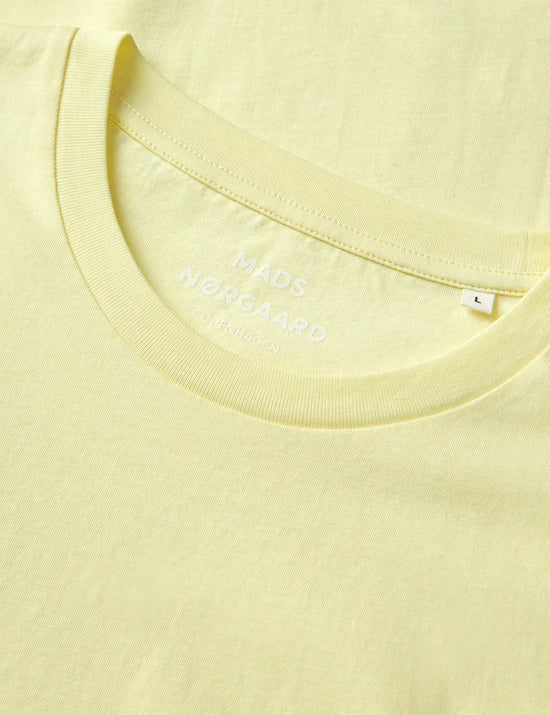 Detaljbild på ljusgul herr t-shirt i bomull med rund hals