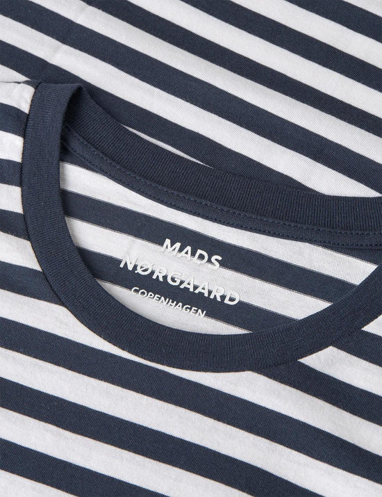 Närbild av randig herr t-shirt i marinblått och vitt med rund halsringning