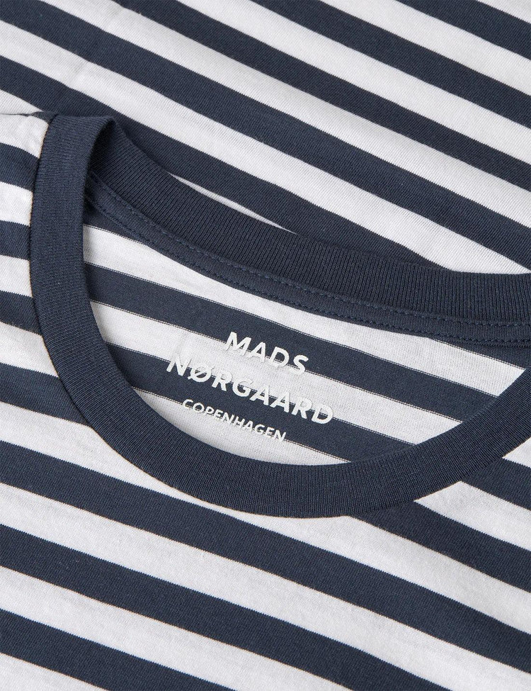 Närbild av randig herr t-shirt i marinblått och vitt med rund halsringning