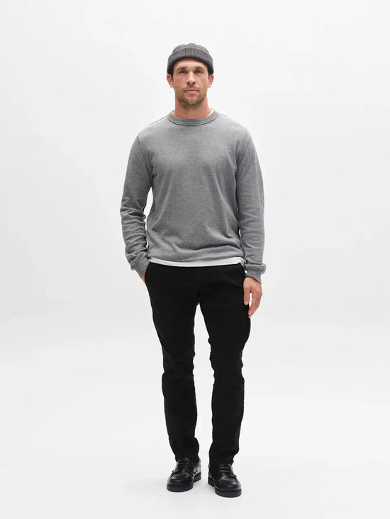 Grå stickad mössa herr, grå sweatshirt herr, svarta byxor herr