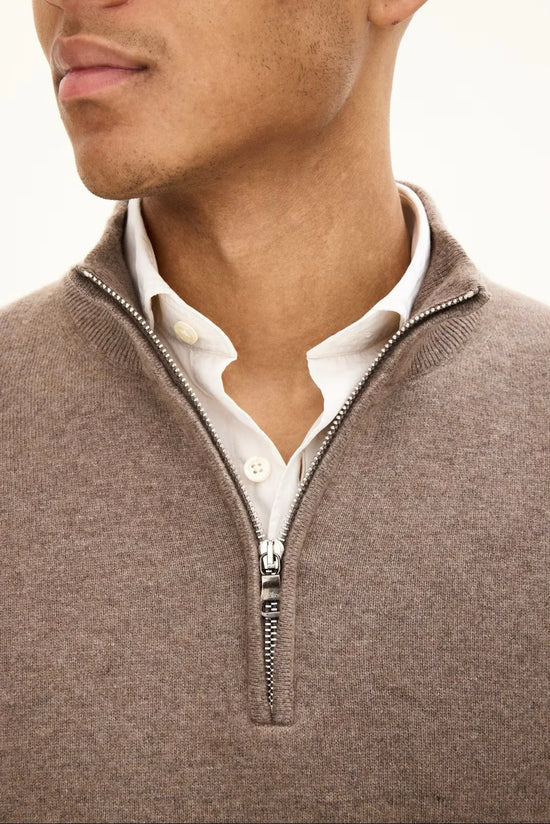 Patton Half Zip herr tröja i beige med halv dragkedja, närbild på överdel