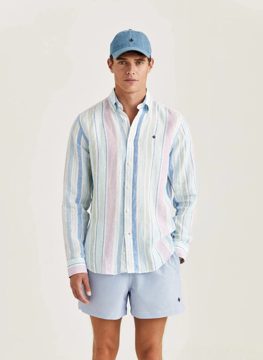 Man med pastellrandig linneskjorta, blå keps och ljusblå shorts, klassisk herrstil.