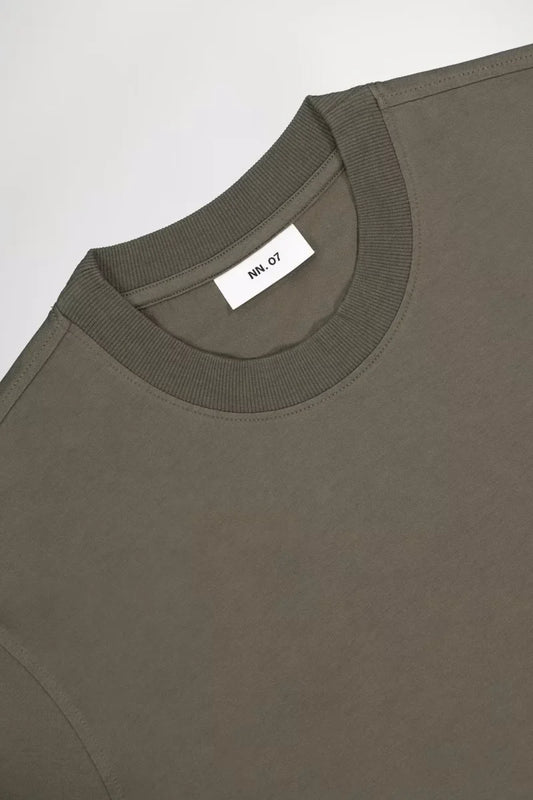 Khakigrön t-shirt för herr, rund halsringning, bomull, etikett med tryckt text NN.07