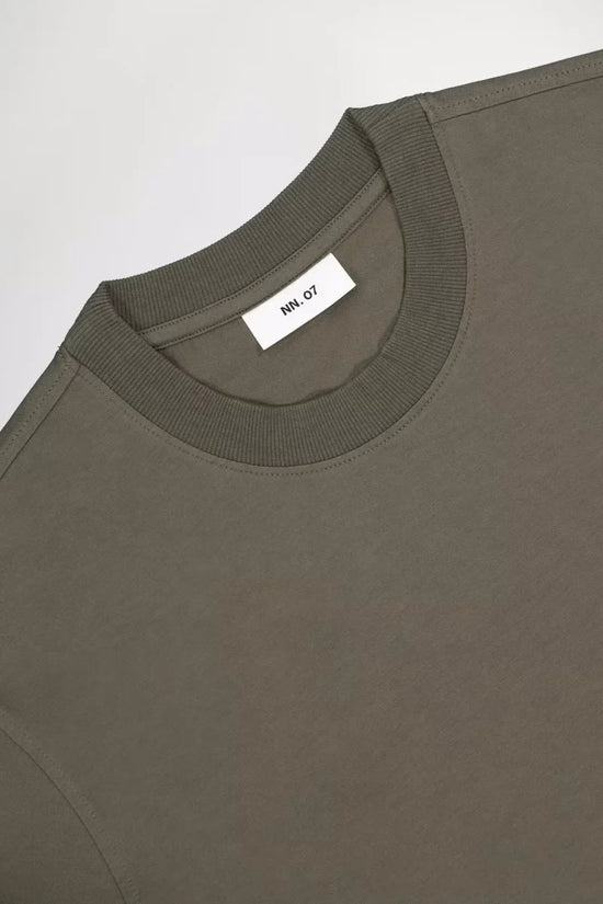 Khakigrön t-shirt för herr, rund halsringning, bomull, etikett med tryckt text NN.07