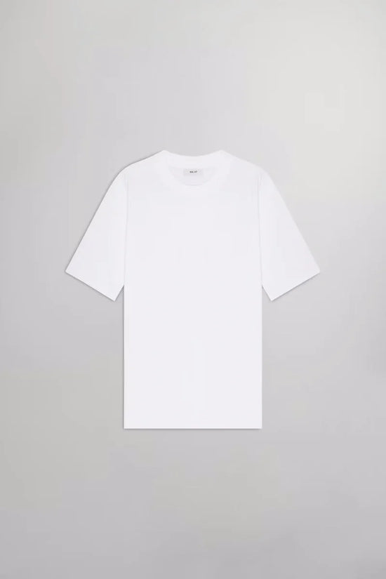 Vit klassisk herr t-shirt med kort ärm på ljus bakgrund.