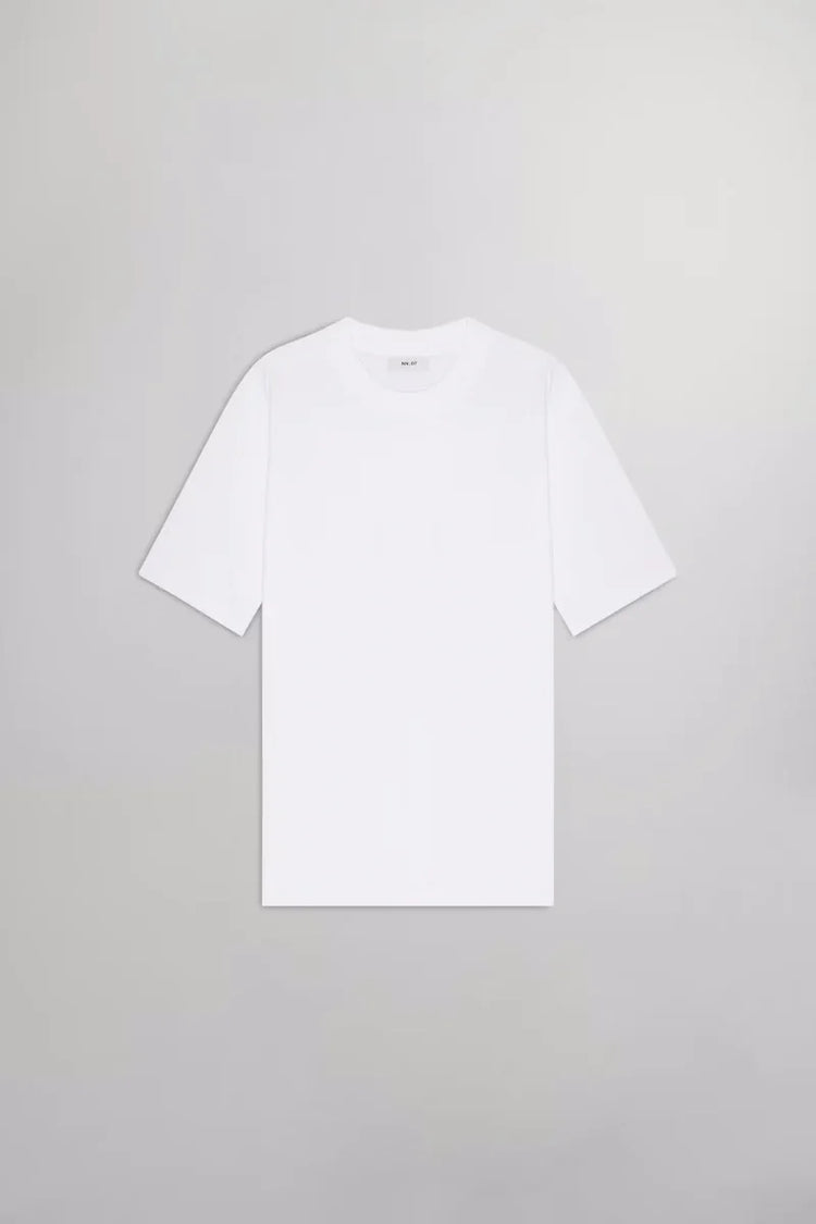 Vit klassisk herr t-shirt med kort ärm på ljus bakgrund.
