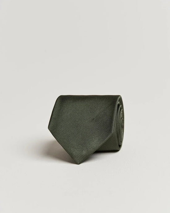 Olivgrön sidenslips för herr på vit bakgrund, klassiskt herrmode accessoar