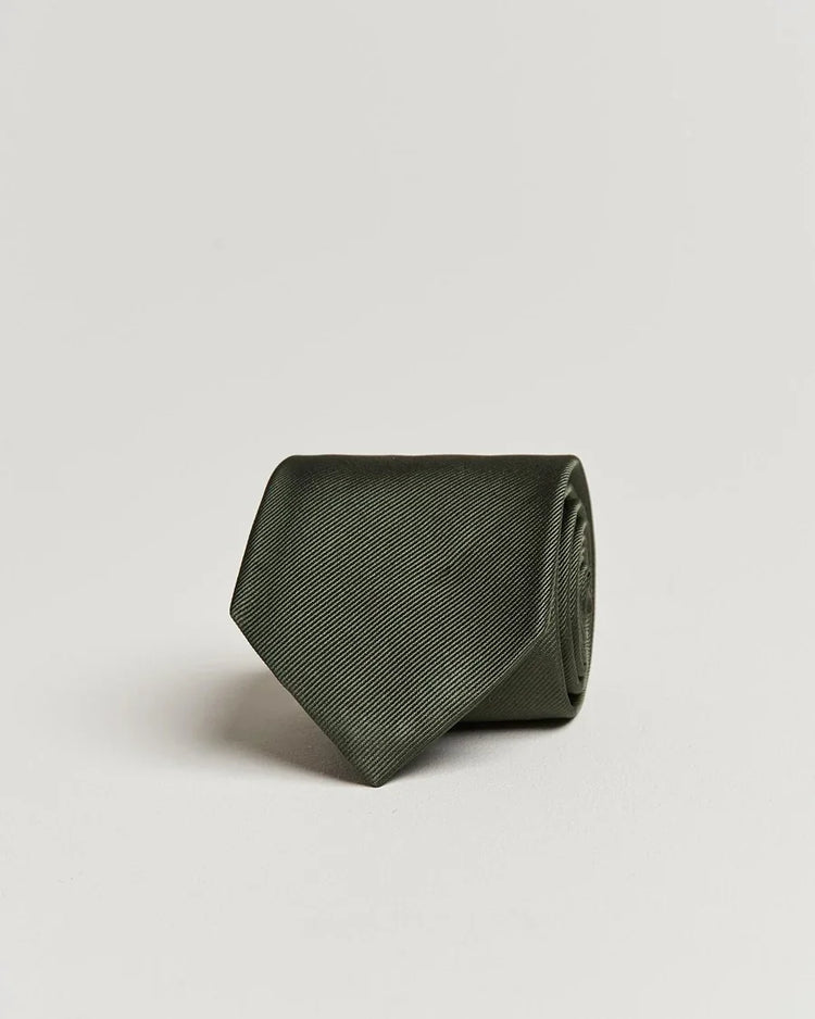 Olivgrön sidenslips för herr på vit bakgrund, klassiskt herrmode accessoar