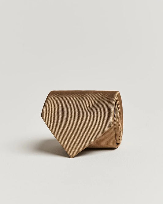 Beige siden slips för herr, klassisk design mot ljus bakgrund