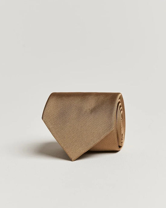 Beige siden slips för herr, klassisk design mot ljus bakgrund