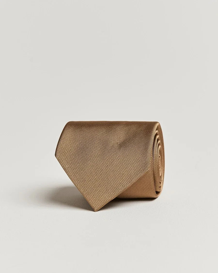 Beige siden slips för herr, klassisk design mot ljus bakgrund
