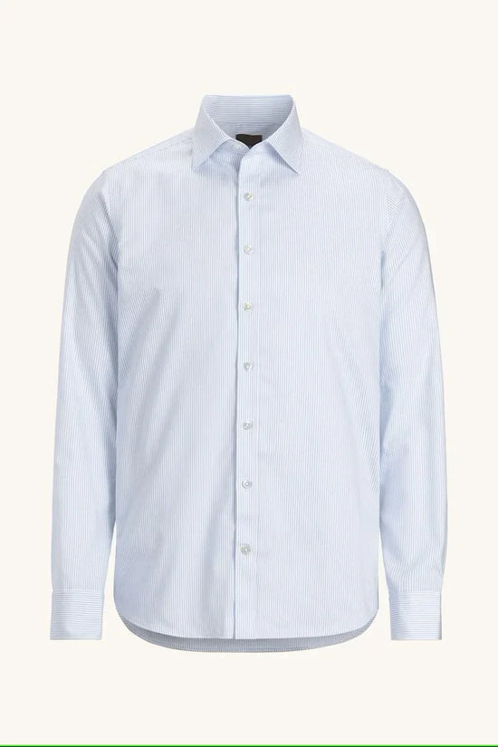 Ljusblå herrskjorta med tunna vita ränder, långärmad, cut away-krage, slim fit.