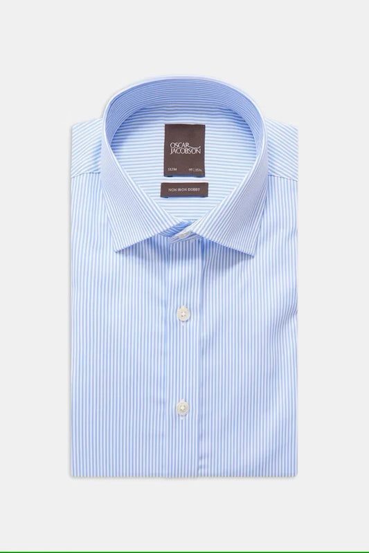 Lj usblå slim fit skjorta med smala vita ränder och cutaway-krage, vikt mot vit bakgrund.