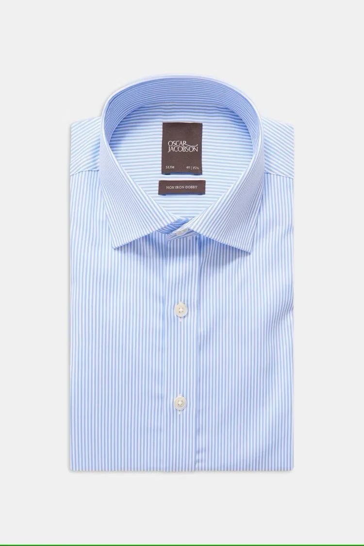 Lj usblå slim fit skjorta med smala vita ränder och cutaway-krage, vikt mot vit bakgrund.