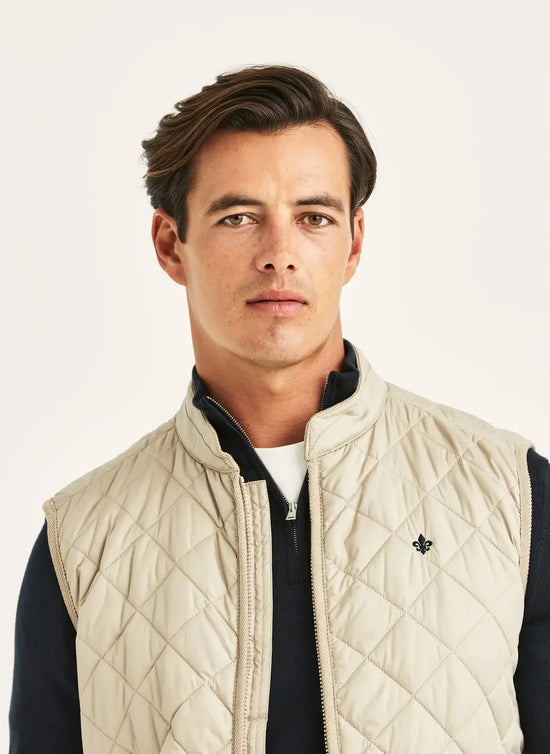 Khaki quiltad väst herr med ståkrage och broderad logotyp