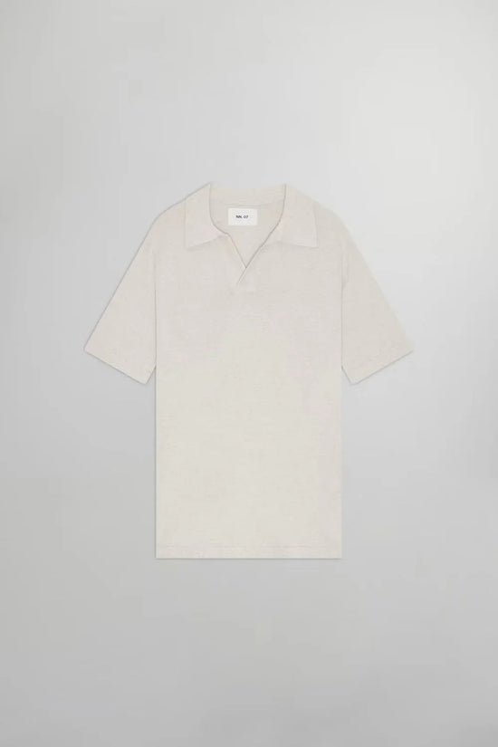 Ljusbeige kortärmad pikétröja för herr, klassisk passform mot grå bakgrund