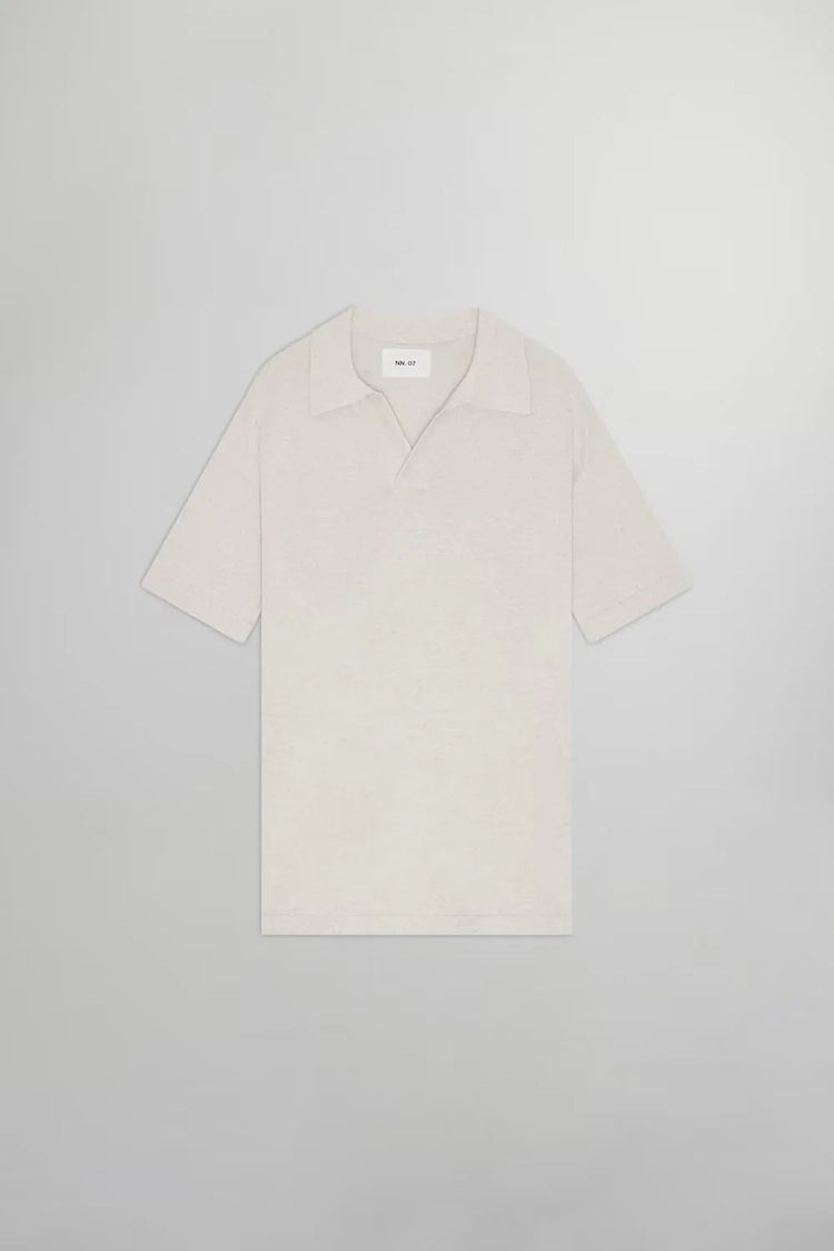 Ljusbeige kortärmad pikétröja för herr, klassisk passform mot grå bakgrund