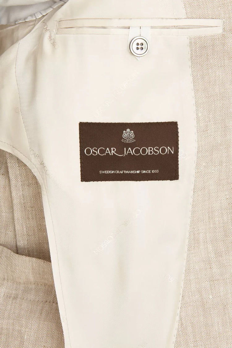 Beige kavaj, innerficka med knapp och brun Oscar Jacobson etikett, herrmode