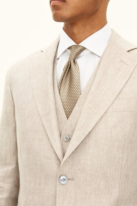Beige linnekavaj herr med matchande väst och slips, vit skjorta, elegant look