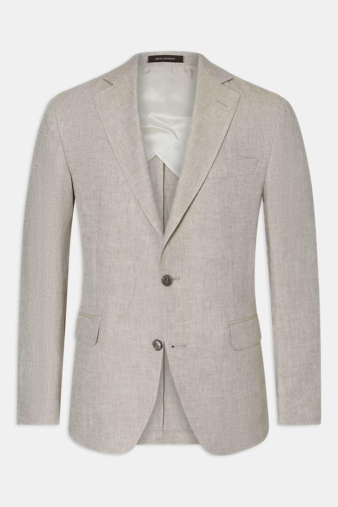 Ljusbeige herrkavaj i linne, tvåknäppt, klassisk design, mot vit bakgrund.