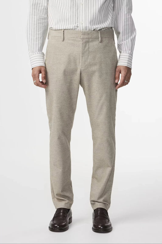 Beige herr byxa – klassisk rak passform, bärs med randig skjorta och svarta loafers