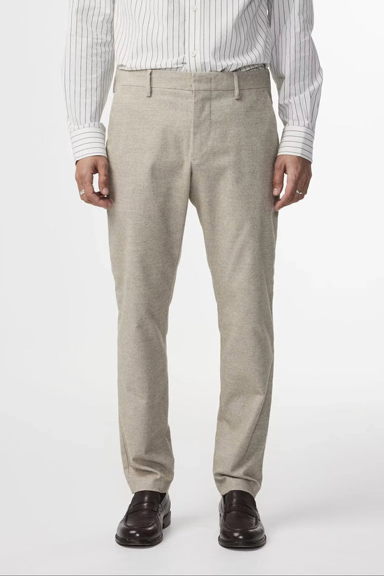Beige herr byxa – klassisk rak passform, bärs med randig skjorta och svarta loafers