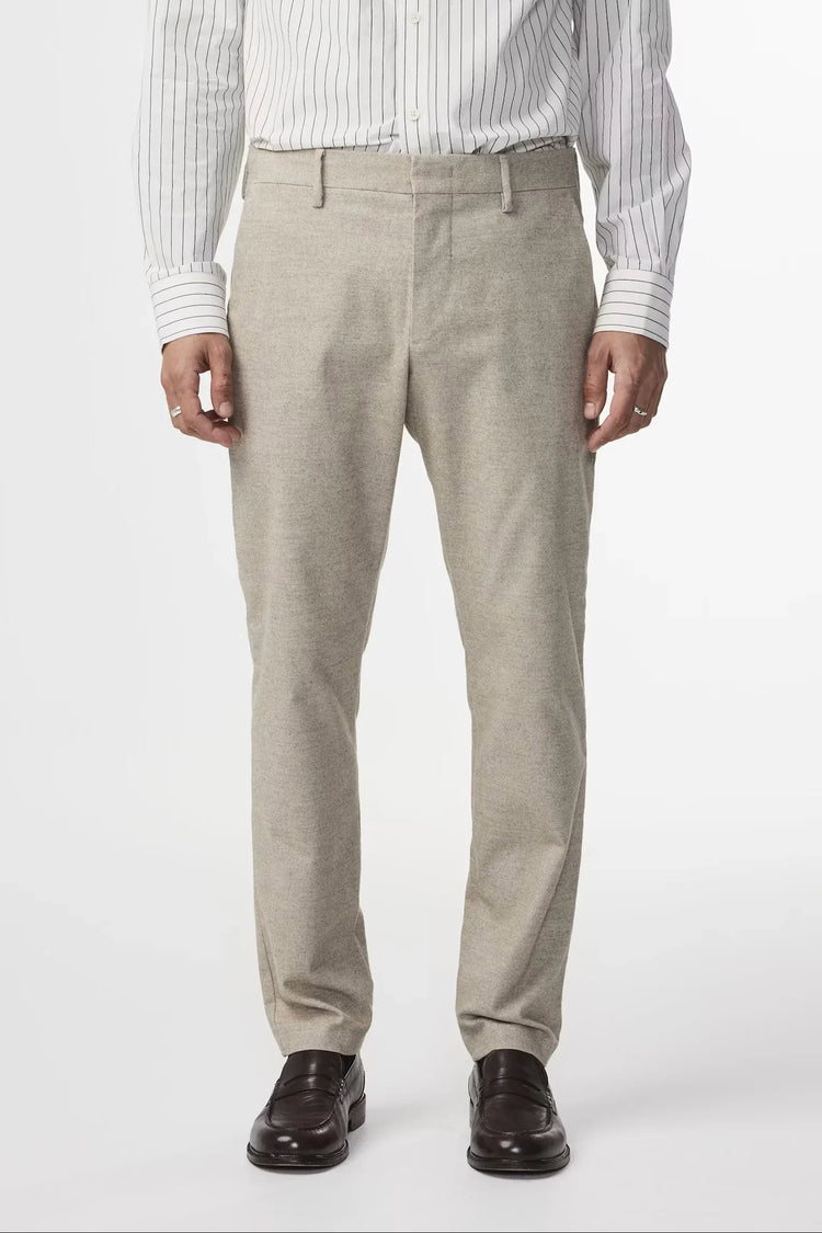Beige herr byxa – klassisk rak passform, bärs med randig skjorta och svarta loafers
