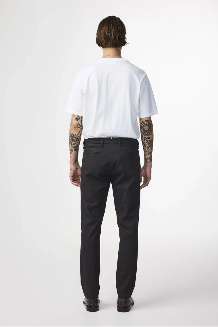 {{product.title}} herr {{product.type}}, bakifrån, med vita t-shirt och svarta byxor
