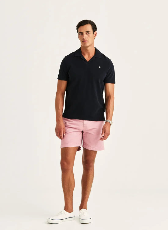 Mörkblå pikétröja herr kort ärm, rosa shorts, vita sneakers