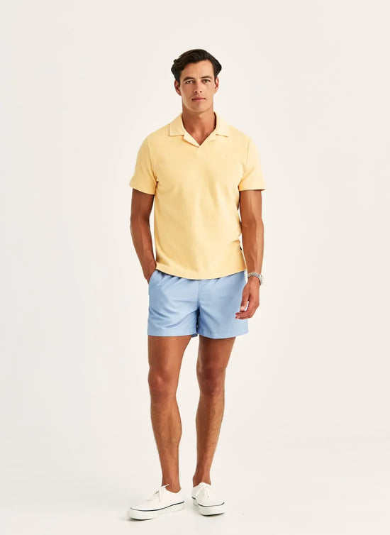 Ljusgul pikétröja herr med blåa shorts