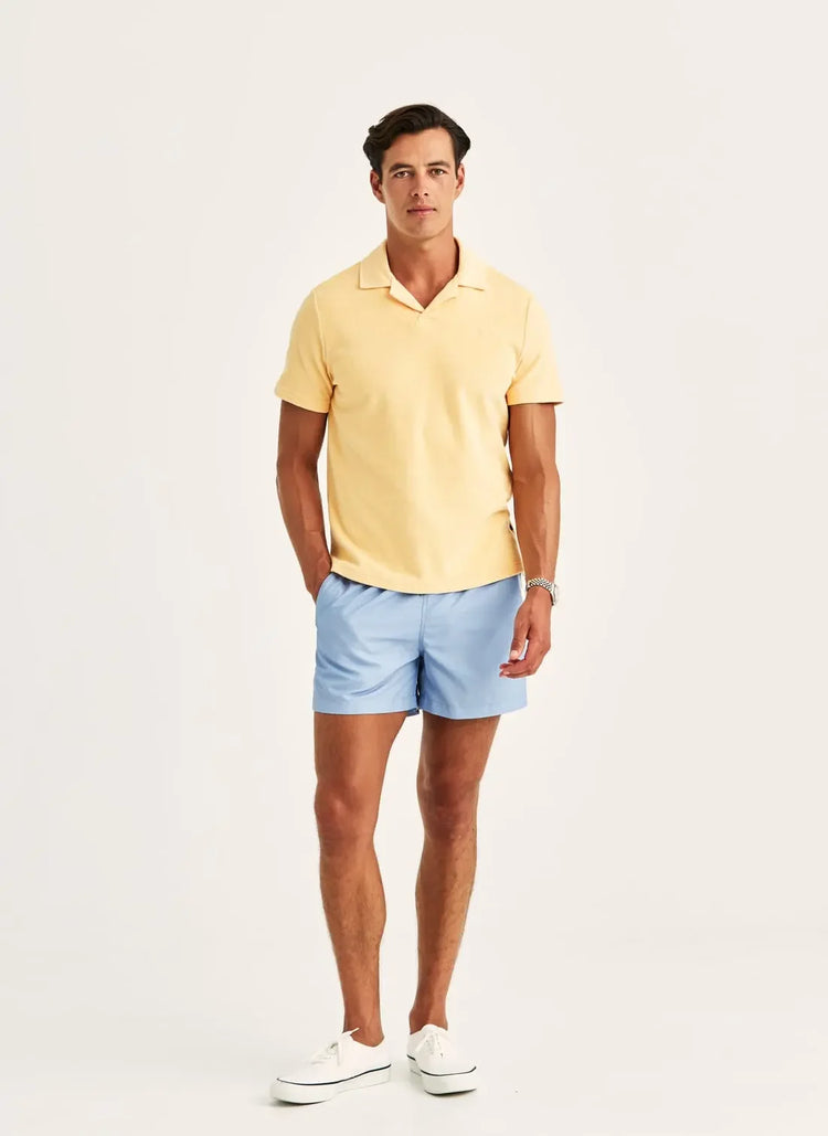 Ljusgul pikétröja herr med blåa shorts