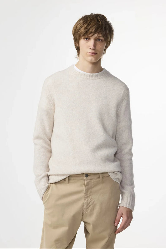 Beige herrtröja i ullblandning, långärmad, klassisk stil på man, mot vit bakgrund