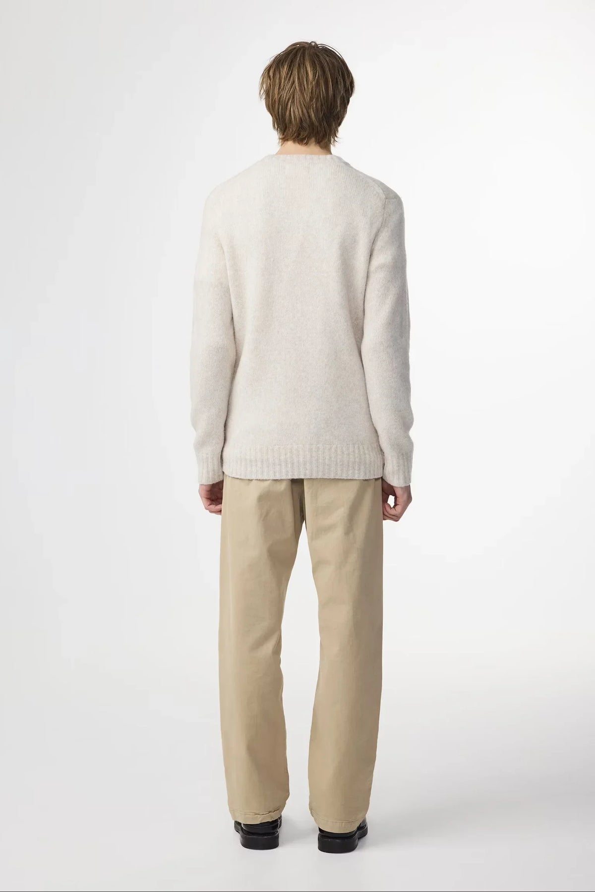 Beige herrbyxor fotade bakifrån, vida ben, klassisk passform