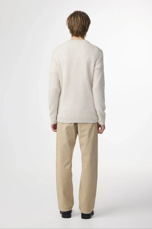 Beige herrbyxor fotade bakifrån, vida ben, klassisk passform