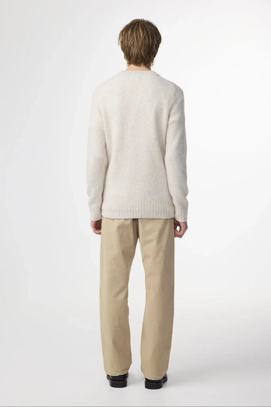 Beige herrbyxor fotade bakifrån, vida ben, klassisk passform